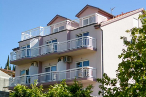 Отель Apartments Mladen  Трогир